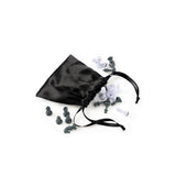 Den medföljande svarta förvaringspåsen i tyg för schackpjäserna, med vita och grå pjäser bredvid.