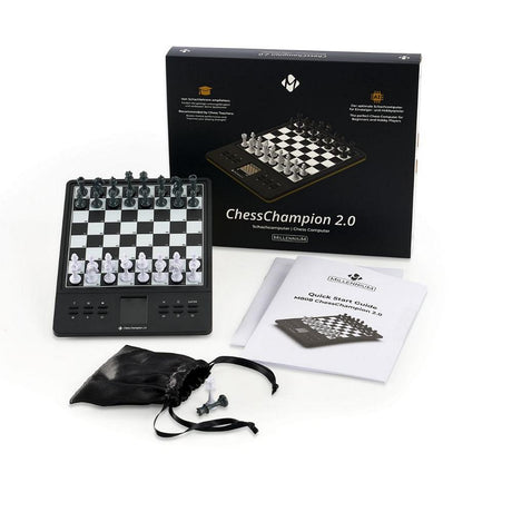 Hela innehållet i ChessChampion 2.0: schackdatorn, produktkartongen (förpackningen), manualen och påsen med pjäser.