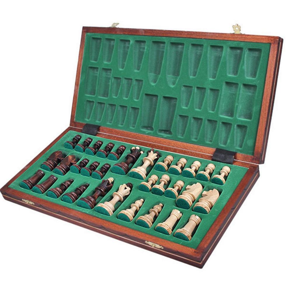Öppen förvaringslåda för Senator schackspel med grön inredning och separata fack för varje pjäs.