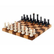 Nomad The Portable Chess Set fullt uppställt på vit bakgrund. Exklusivt transportabelt schackbräde i valnöt och bok med vita och svarta pjäser.