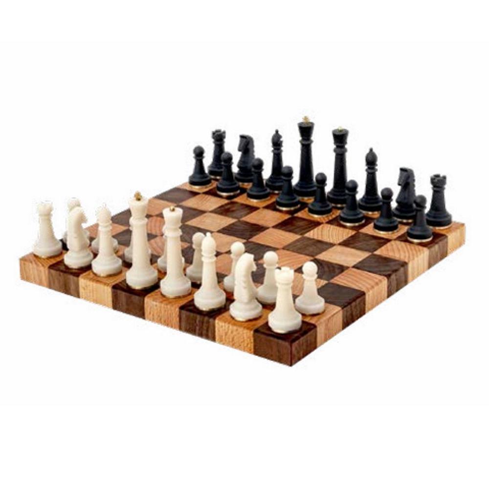 Nomad The Portable Chess Set fullt uppställt på vit bakgrund. Exklusivt transportabelt schackbräde i valnöt och bok med vita och svarta pjäser.