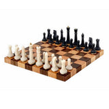 Nomad The Portable Chess Set fullt uppställt på vit bakgrund. Exklusivt transportabelt schackbräde i valnöt och bok med vita och svarta pjäser.