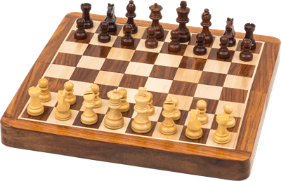 Lyxigt handgjort schackspel i trä 30x30 cm.
