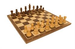 Lyxigt schackspel med spansk schackbräde (45 mm. fält) och Staunton schackpjäser med klassisk springare.